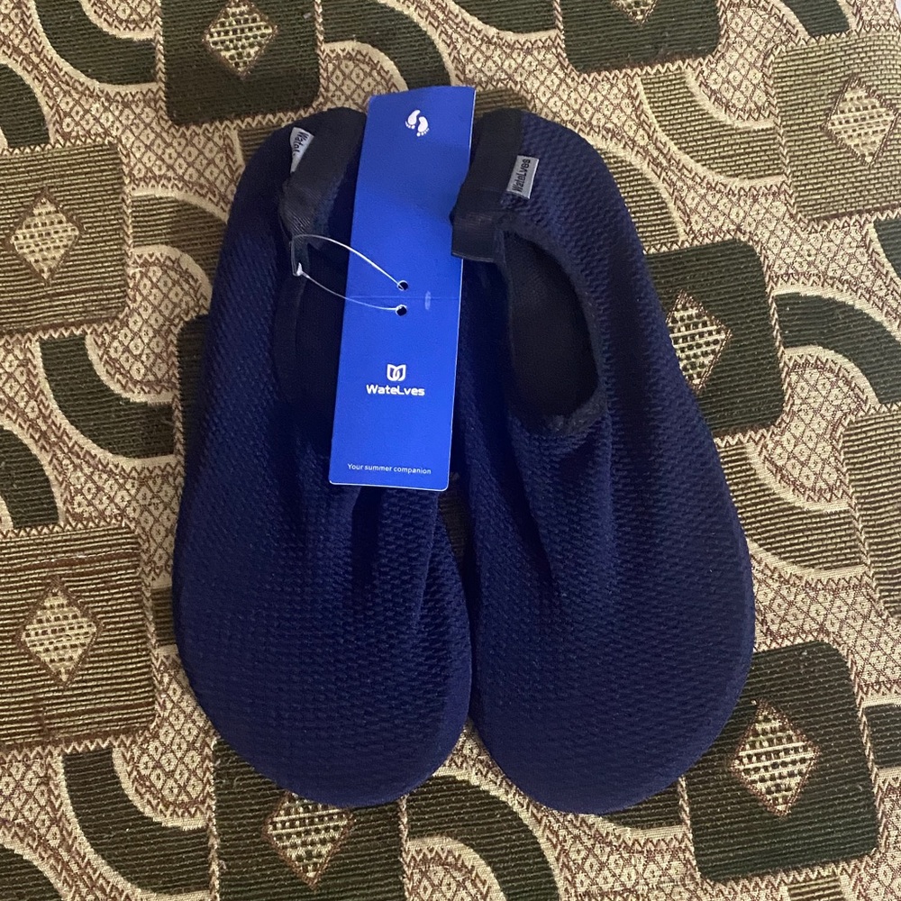 💧 WateLves Water Shoes – Navy – Size 42/43 – New With Tag